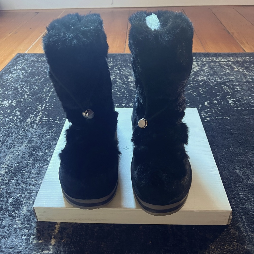 Size 10 furry boots, worn once too small